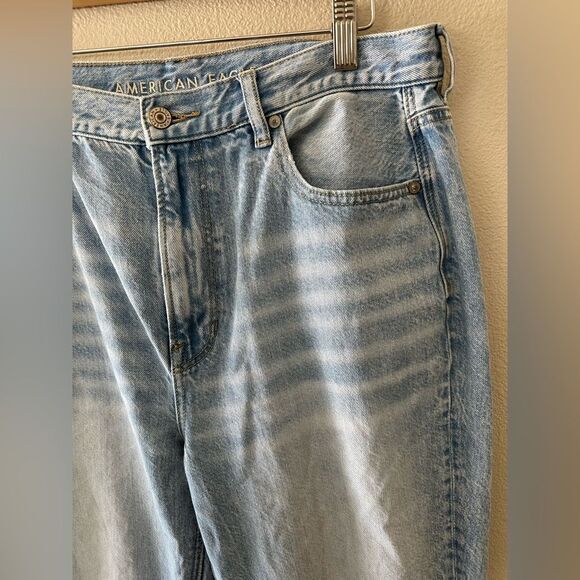 American Eagle Mom Jeans Light Wash Destroyed Distressed 100% Cotton Size 12 - Picture 2 of 7